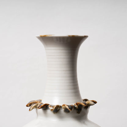 唐代 邢州窯 白釉鉄斑草飾瓶