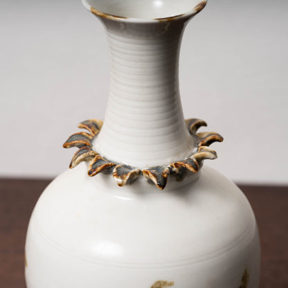 唐代 邢州窯 白釉鉄斑草飾瓶