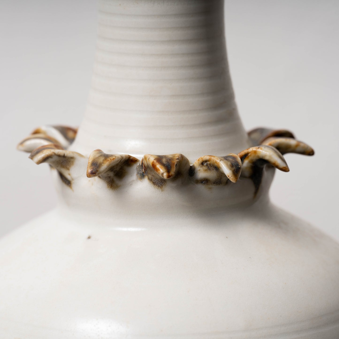 唐代 邢州窯 白釉鉄斑草飾瓶