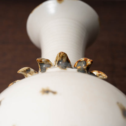 唐代 邢州窯 白釉鉄斑草飾瓶