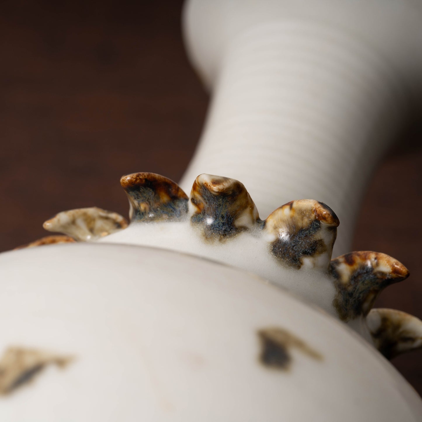 唐代 邢州窯 白釉鉄斑草飾瓶