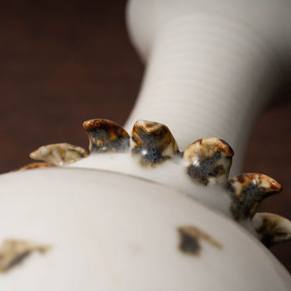 唐代 邢州窯 白釉鉄斑草飾瓶