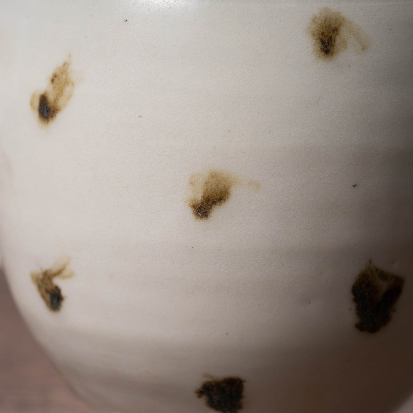 唐代 邢州窯 白釉鉄斑草飾瓶