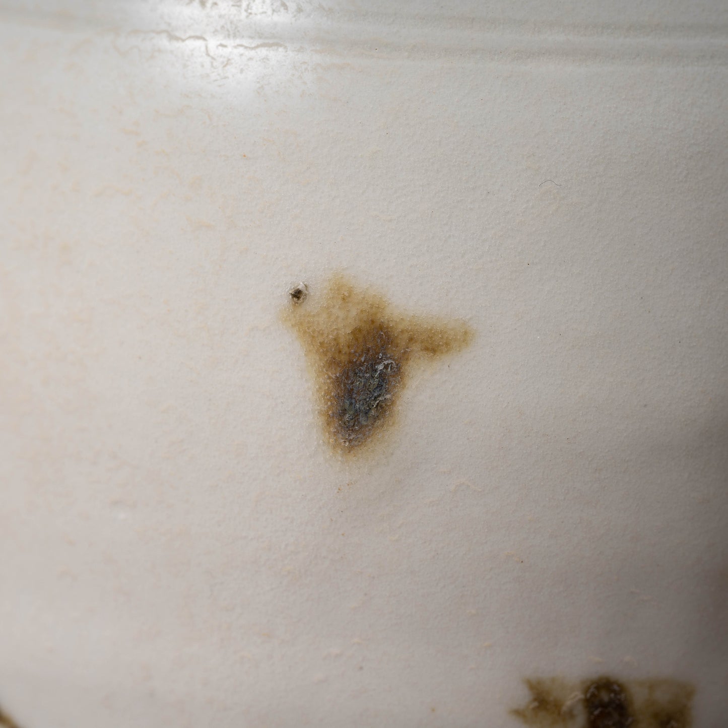 唐代 邢州窯 白釉鉄斑草飾瓶