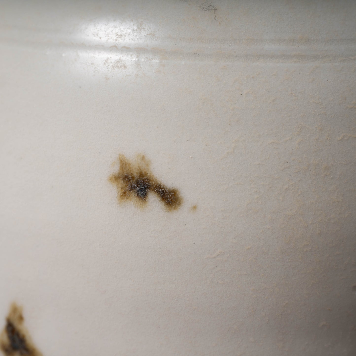 唐代 邢州窯 白釉鉄斑草飾瓶