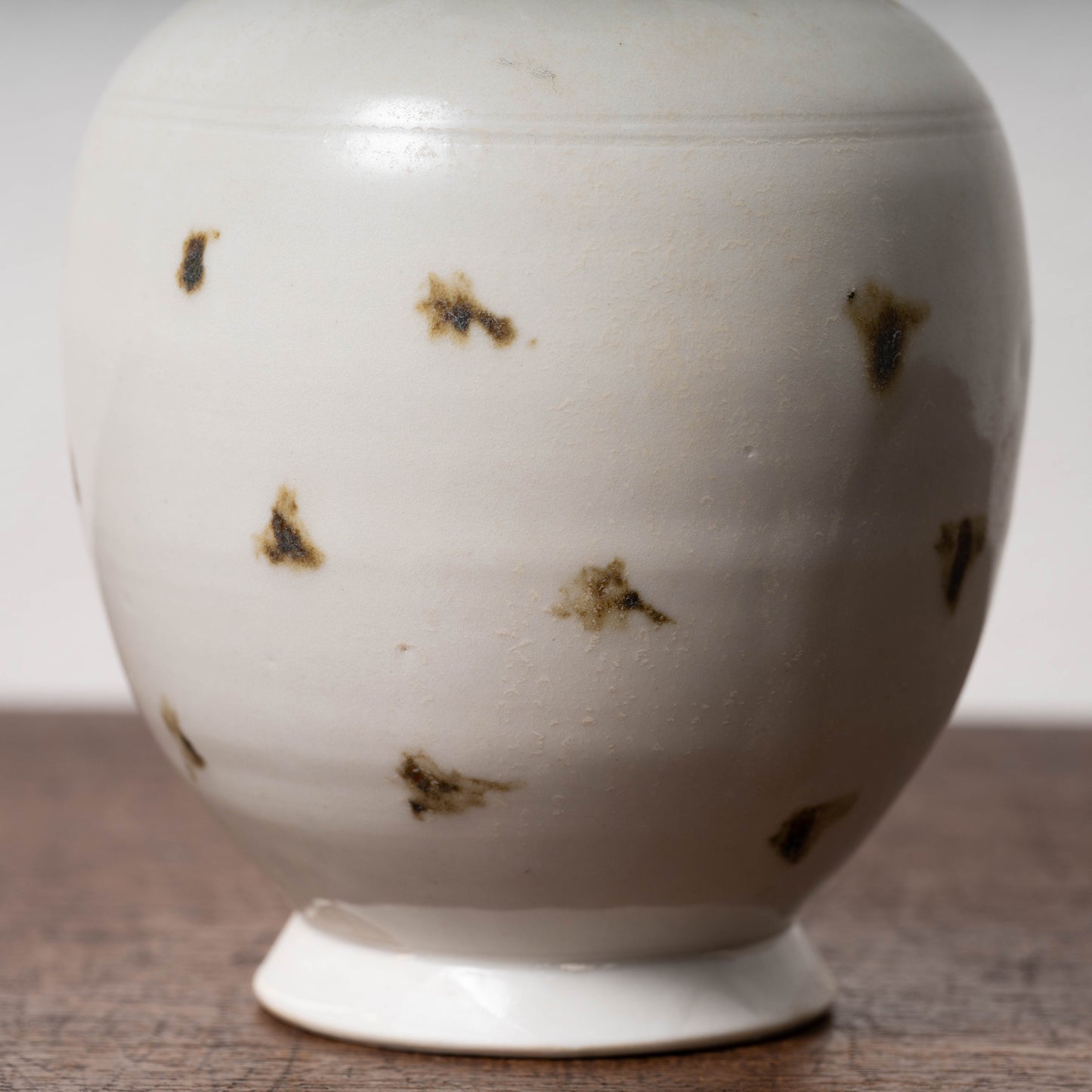 唐代 邢州窯 白釉鉄斑草飾瓶