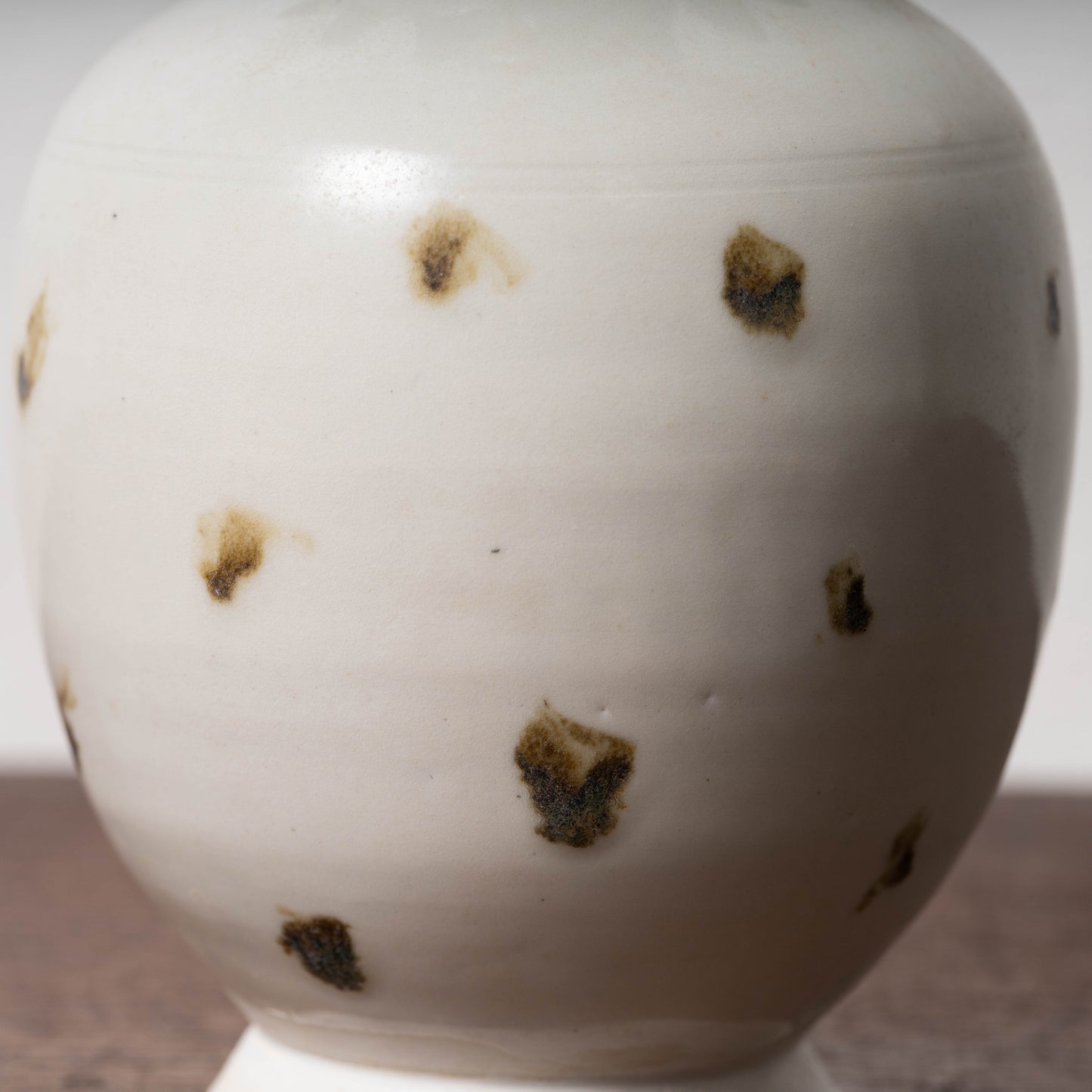 唐代 邢州窯 白釉鉄斑草飾瓶