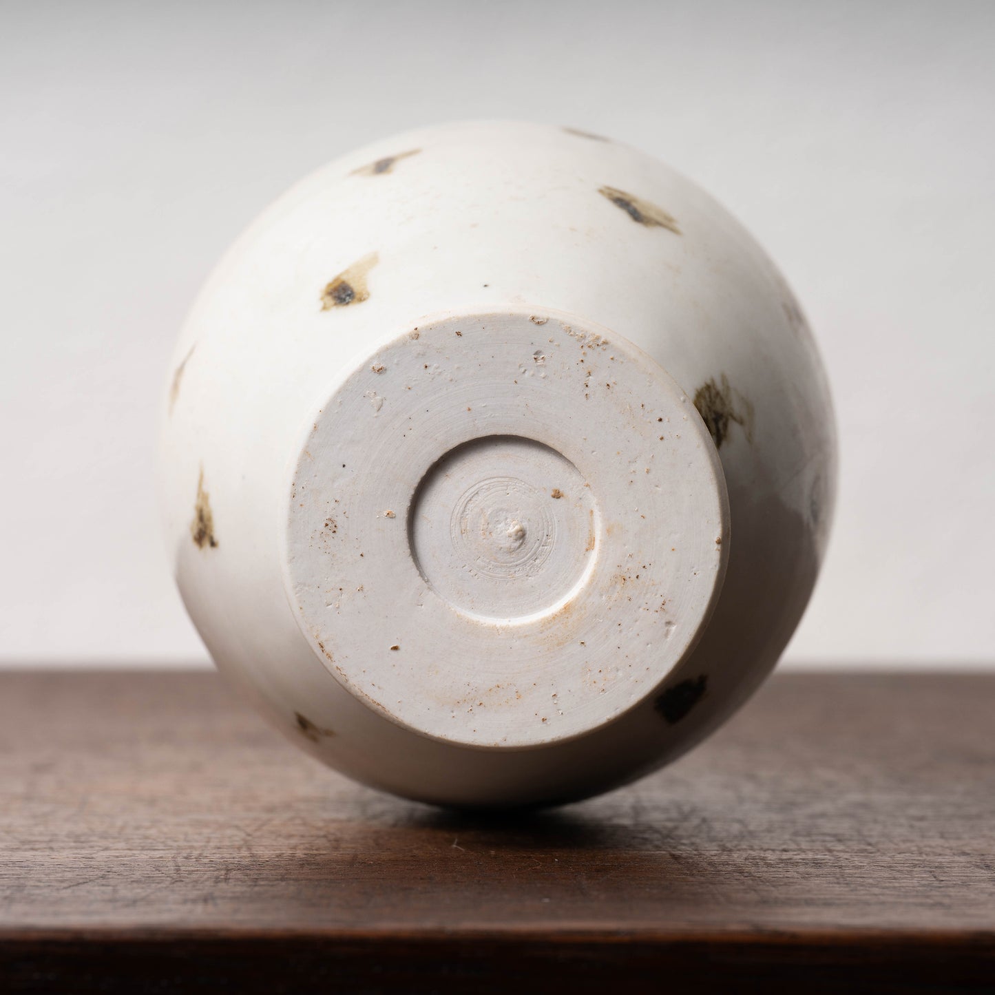 唐代 邢州窯 白釉鉄斑草飾瓶