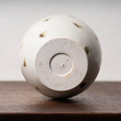 唐代 邢州窯 白釉鉄斑草飾瓶