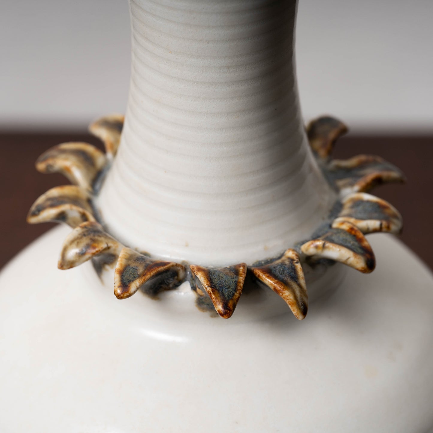 唐代 邢州窯 白釉鉄斑草飾瓶