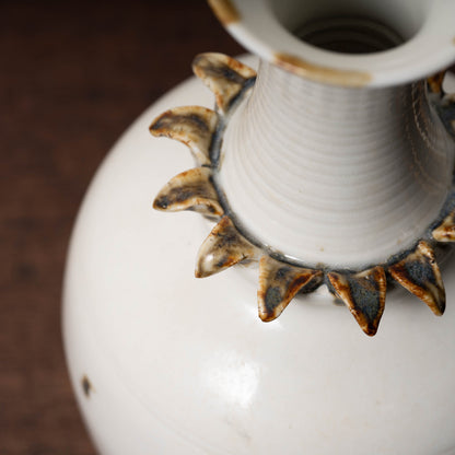 唐代 邢州窯 白釉鉄斑草飾瓶