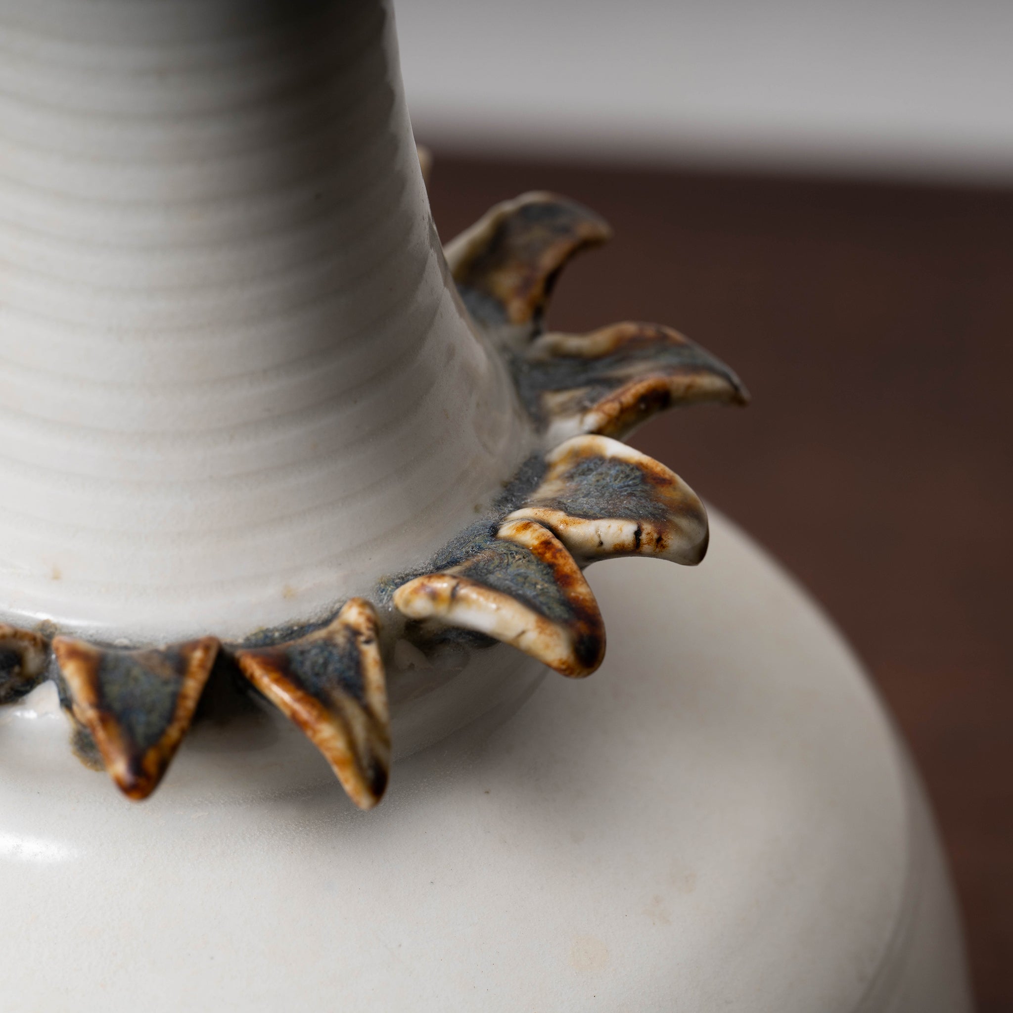 唐代 邢州窯 白釉鉄斑草飾瓶 – 燦禾 SANKA