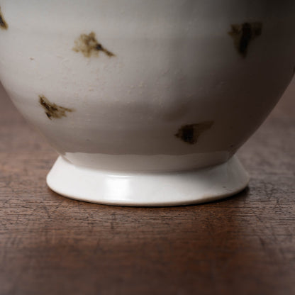 唐代 邢州窯 白釉鉄斑草飾瓶