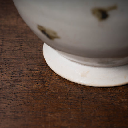 唐代 邢州窯 白釉鉄斑草飾瓶