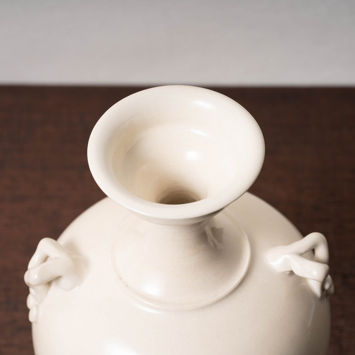 唐代 邢州窯 白磁盤口双耳瓶「大盈」銘