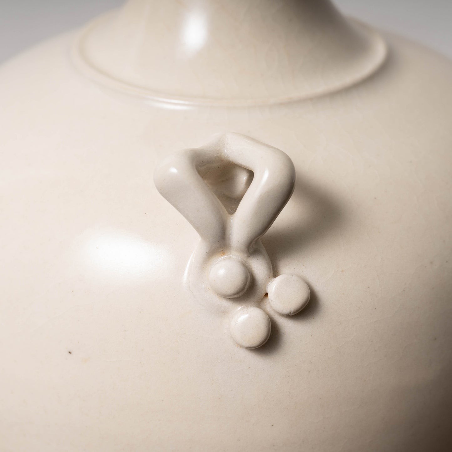 唐代 邢州窯 白磁盤口双耳瓶「大盈」銘