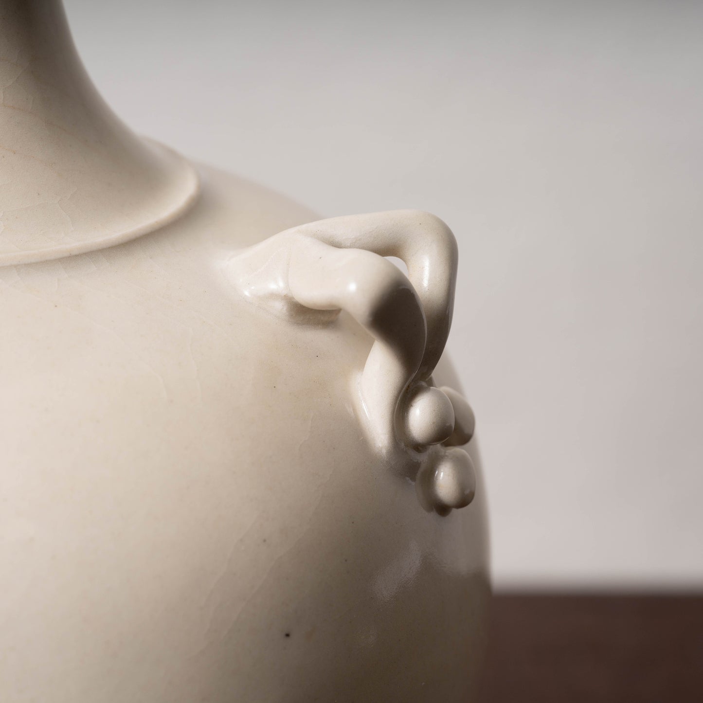 唐代 邢州窯 白磁盤口双耳瓶「大盈」銘