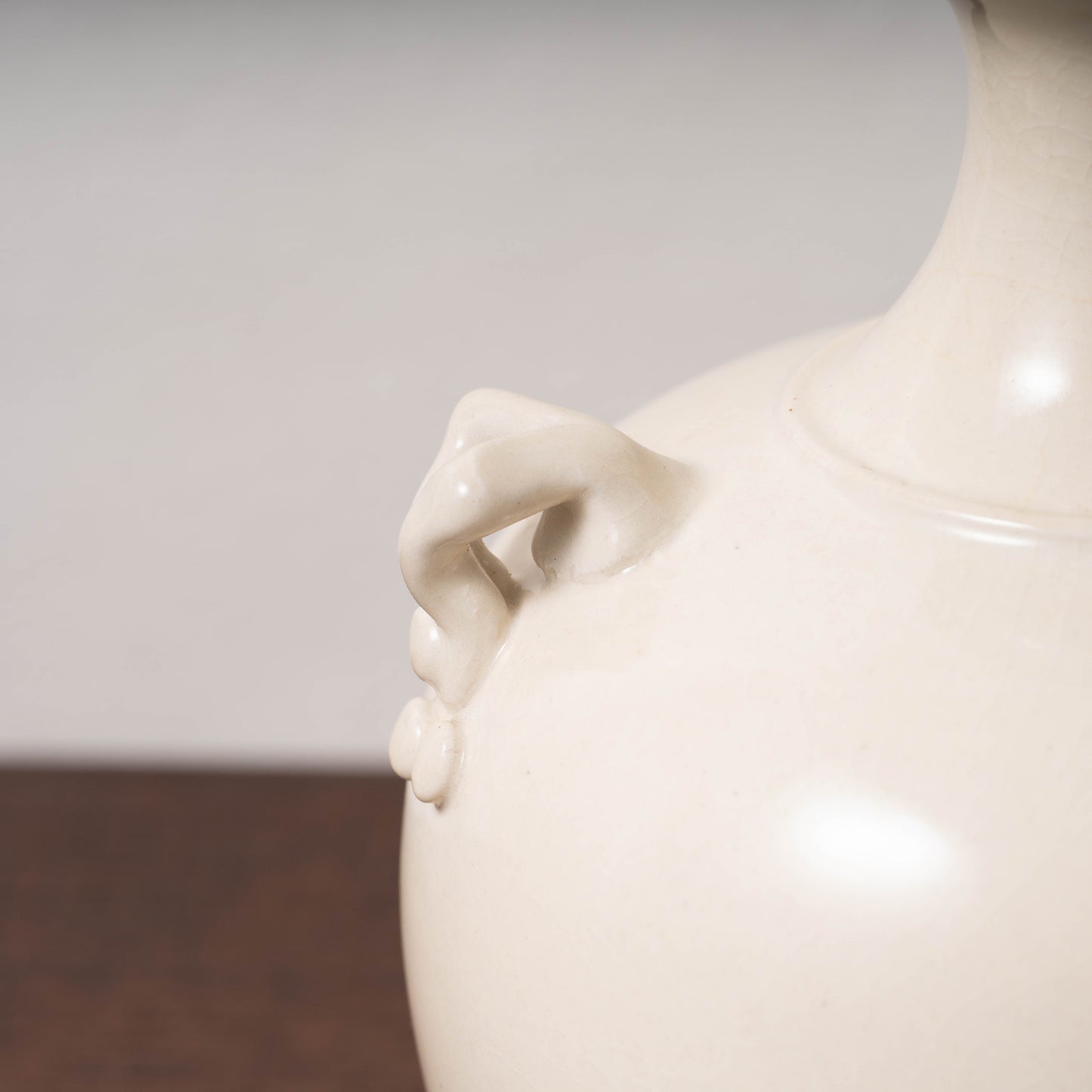 唐代 邢州窯 白磁盤口双耳瓶「大盈」銘