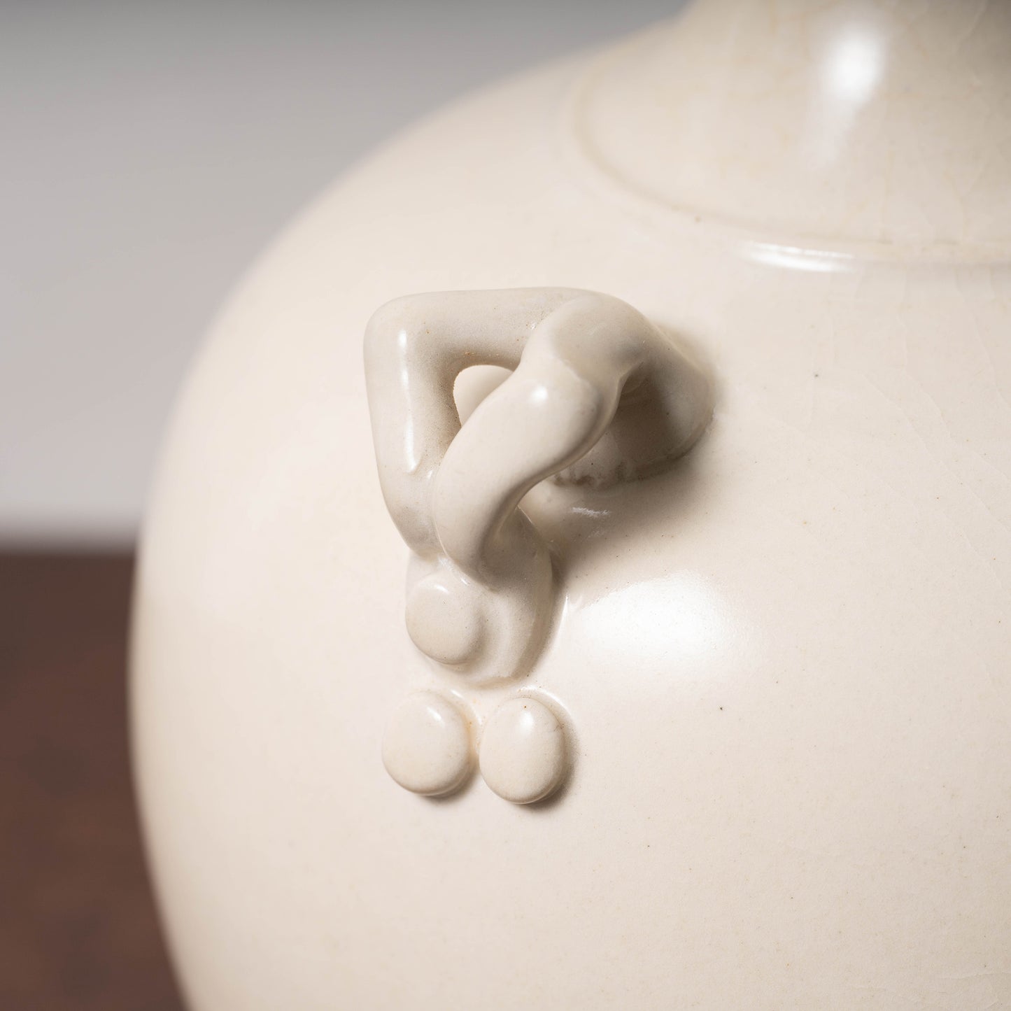 唐代 邢州窯 白磁盤口双耳瓶「大盈」銘