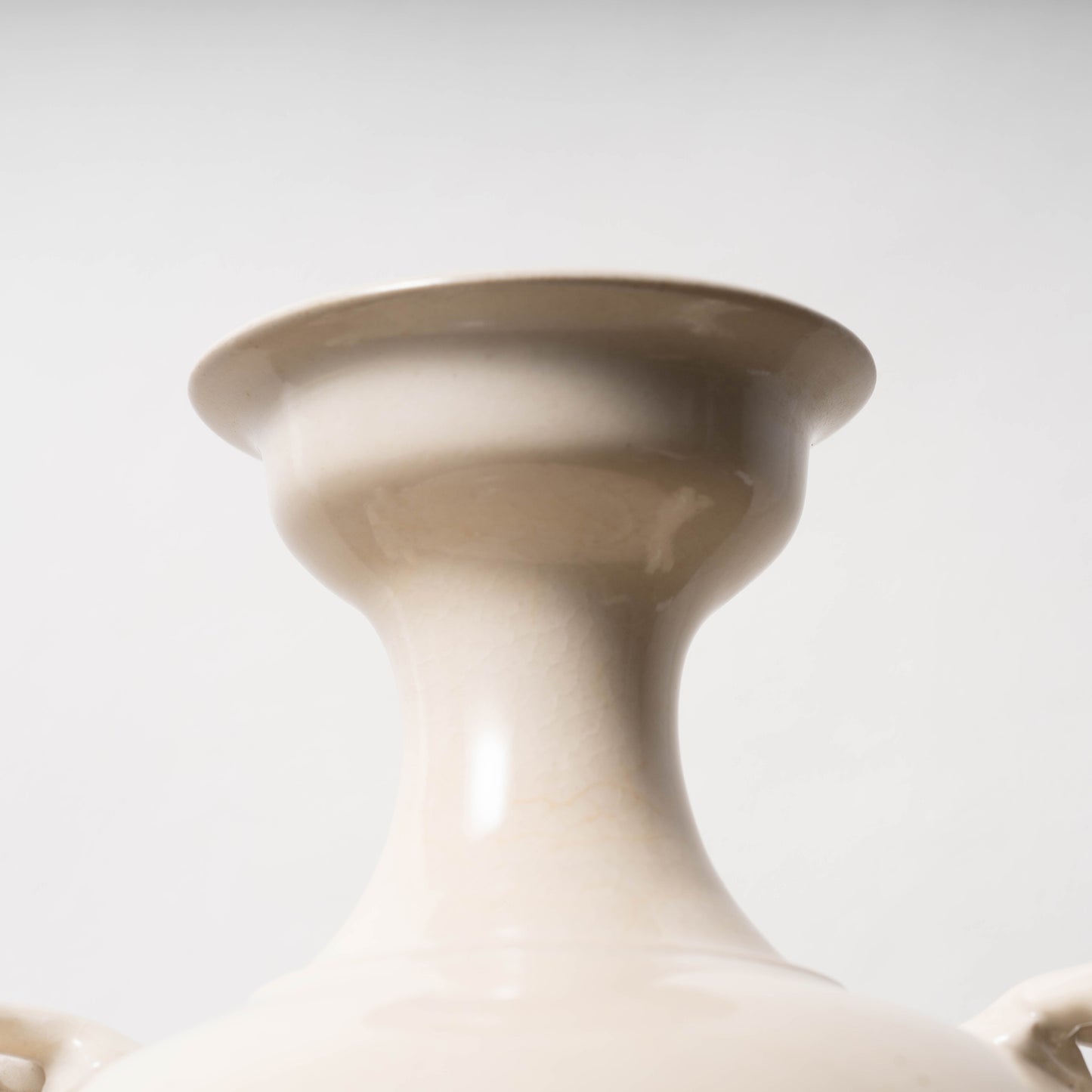 唐代 邢州窯 白磁盤口双耳瓶「大盈」銘