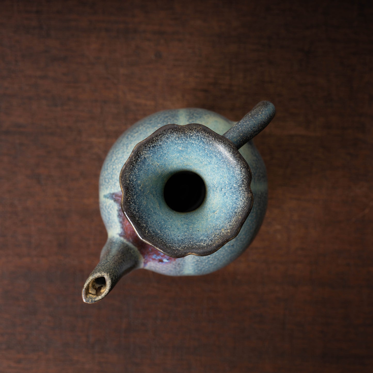 北宋 鈞窯 澱青釉紫斑瓜棱花口水注