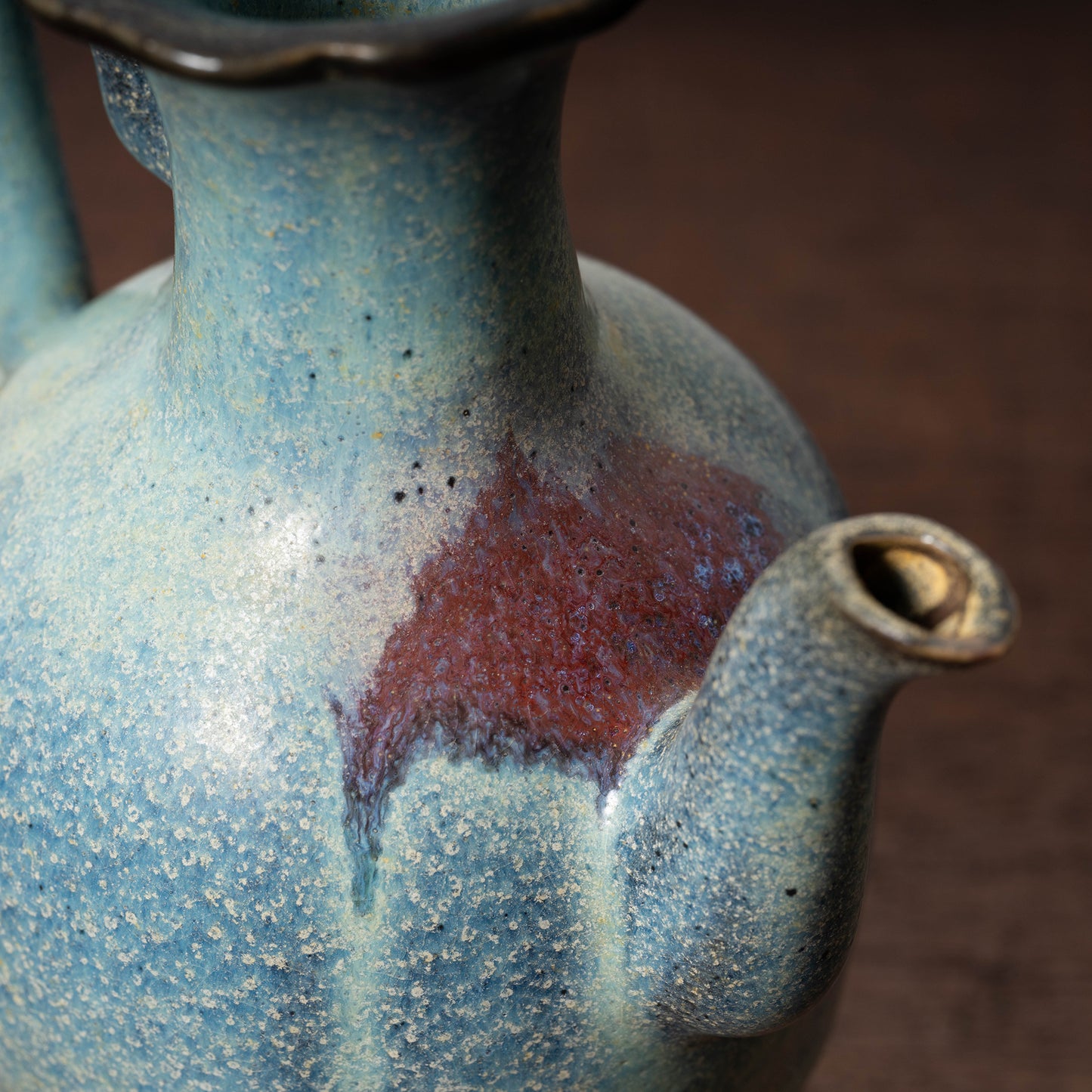 北宋 鈞窯 澱青釉紫斑瓜棱花口水注