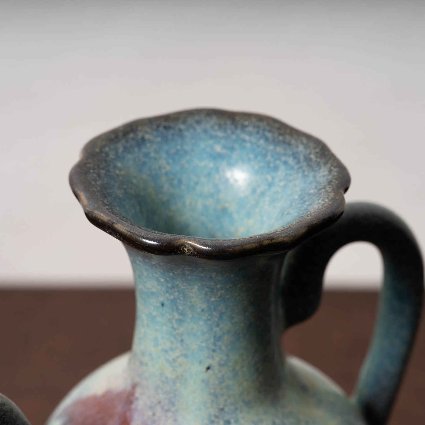 北宋 鈞窯 澱青釉紫斑瓜棱花口水注