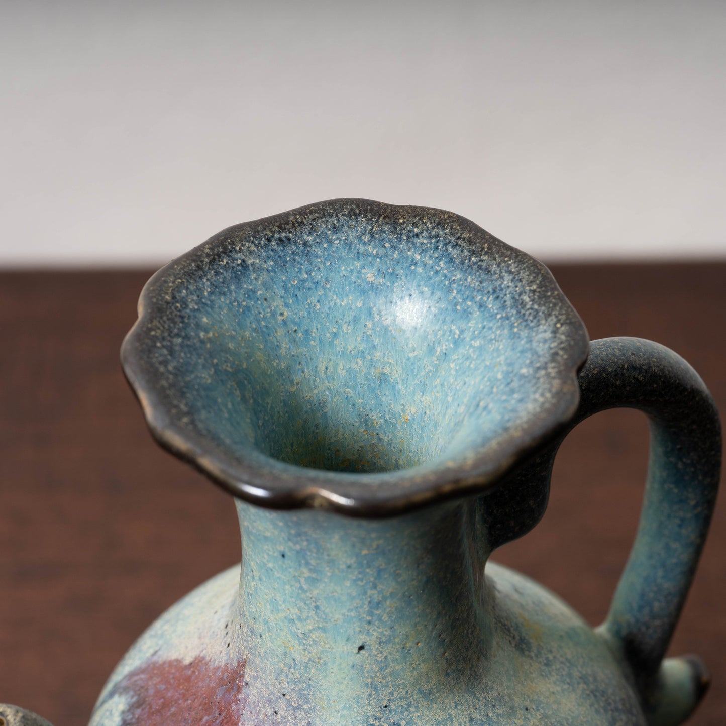 北宋 鈞窯 澱青釉紫斑瓜棱花口水注