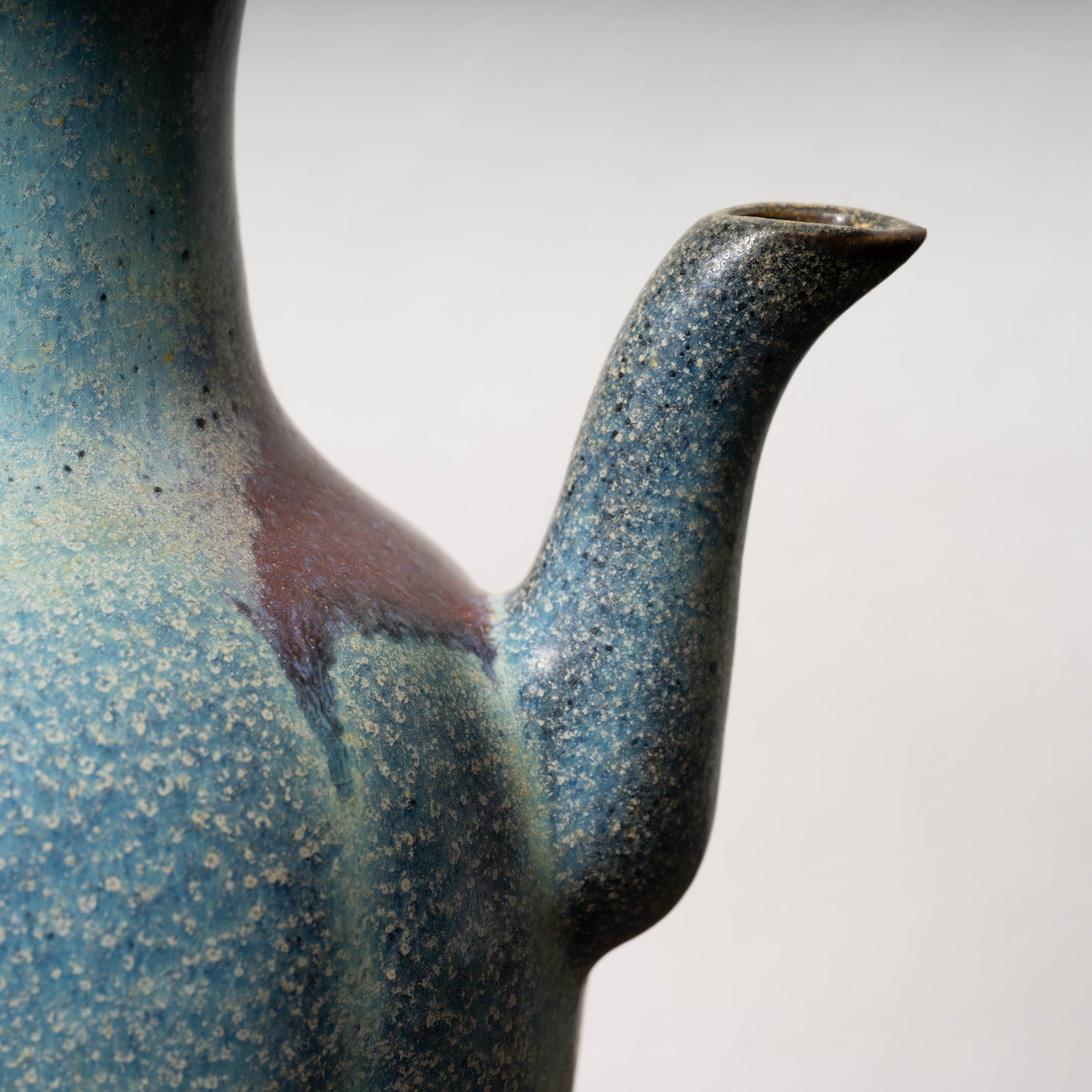 北宋 鈞窯 澱青釉紫斑瓜棱花口水注