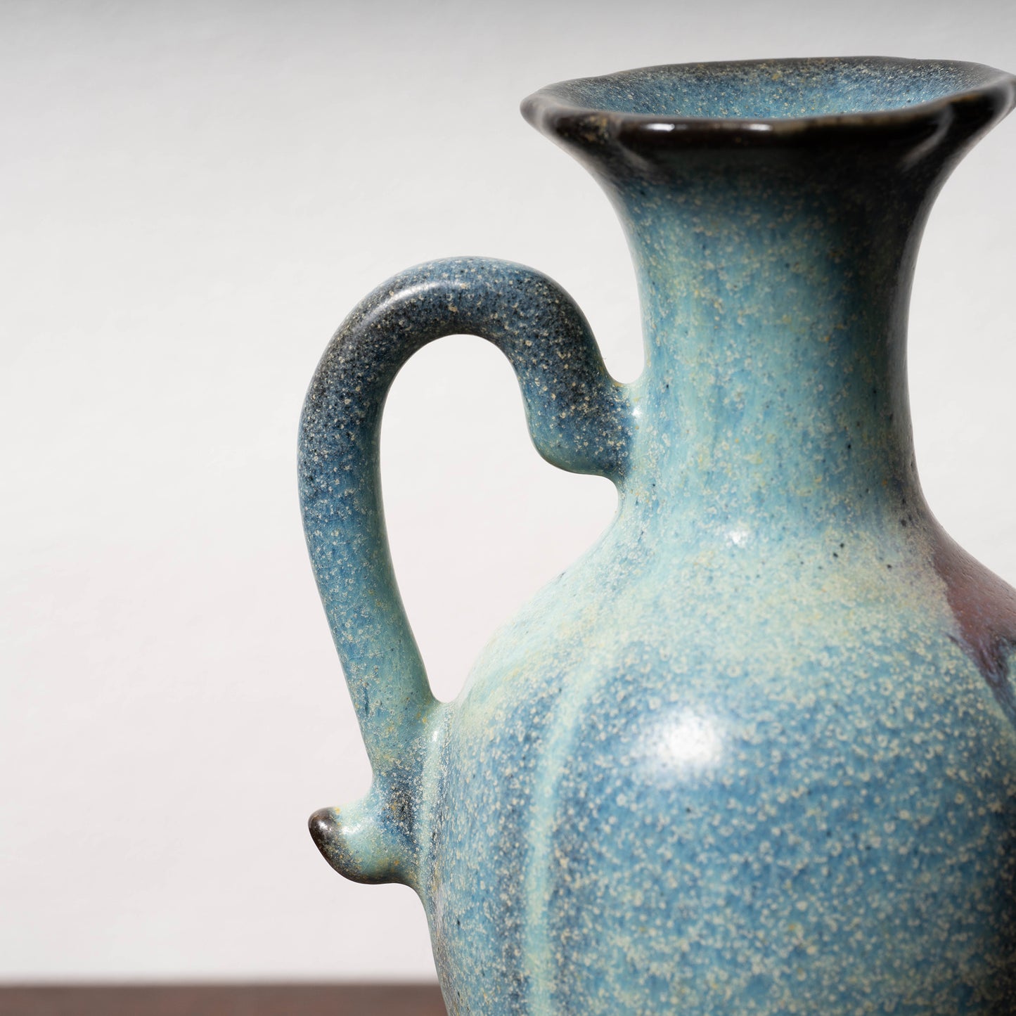 北宋 鈞窯 澱青釉紫斑瓜棱花口水注