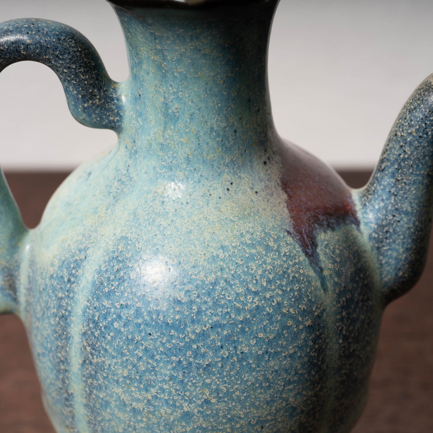 北宋 鈞窯 澱青釉紫斑瓜棱花口水注