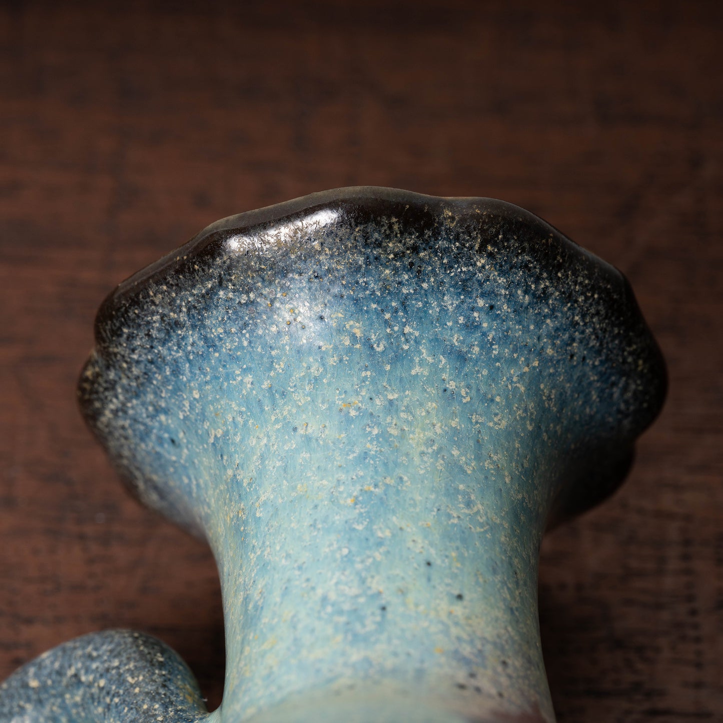 北宋 鈞窯 澱青釉紫斑瓜棱花口水注