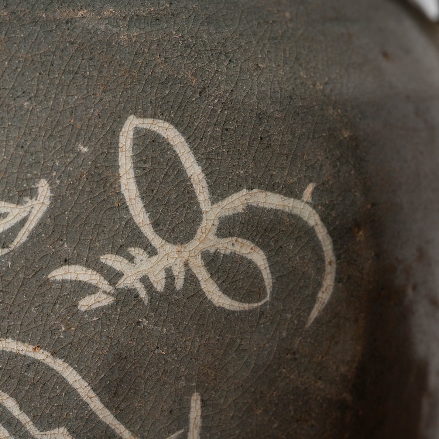 高麗 青磁象嵌草花文獣耳扁壺