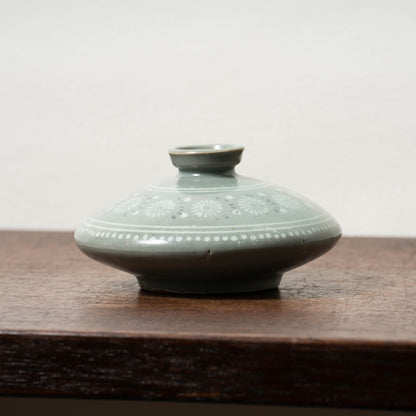 Goryeo Celadon Oil Pot with Inlaid Chrysanthemum Design