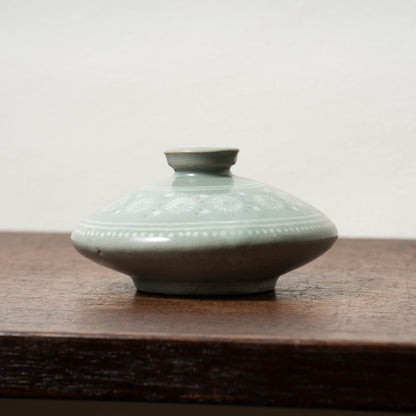 Goryeo Celadon Oil Pot with Inlaid Chrysanthemum Design
