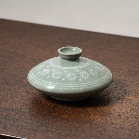 Goryeo Celadon Oil Pot with Inlaid Chrysanthemum Design