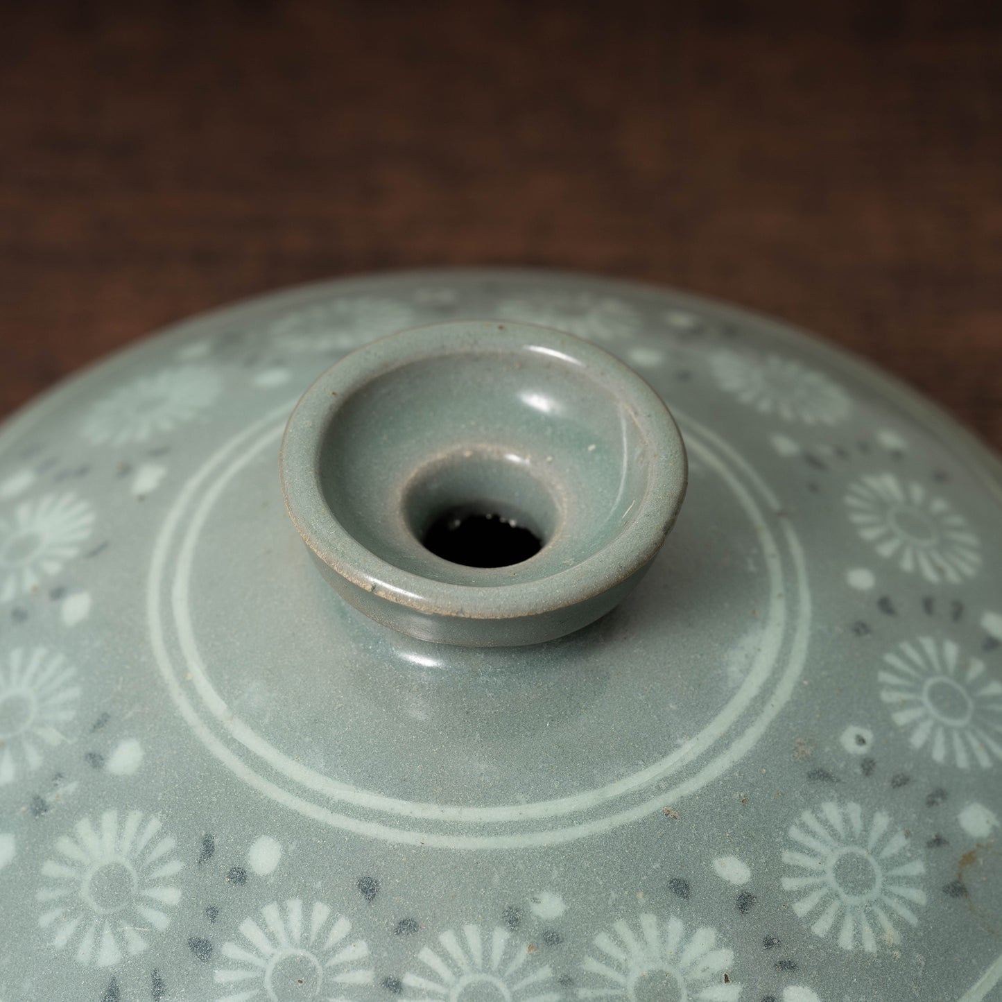 Goryeo Celadon Oil Pot with Inlaid Chrysanthemum Design