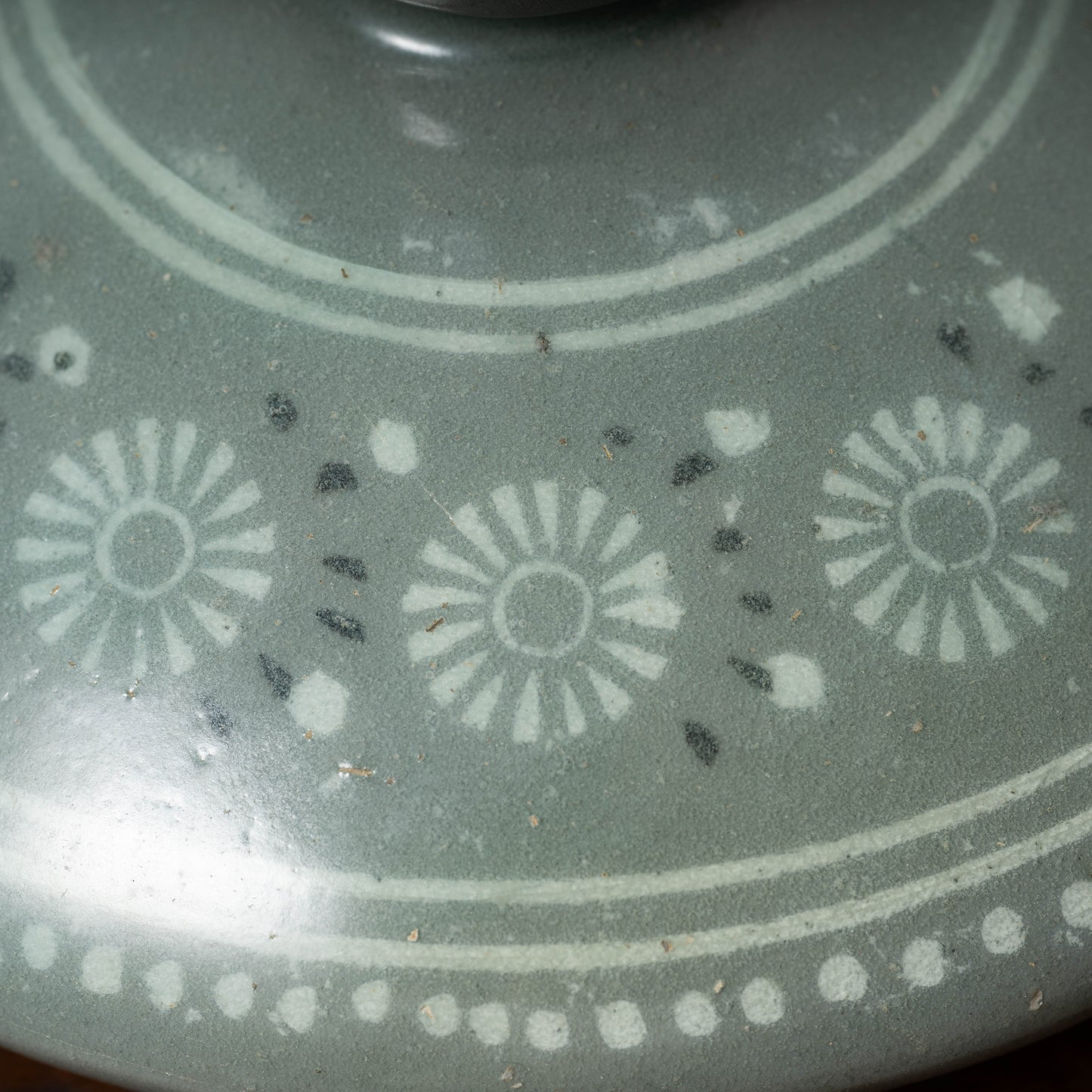 Goryeo Celadon Oil Pot with Inlaid Chrysanthemum Design
