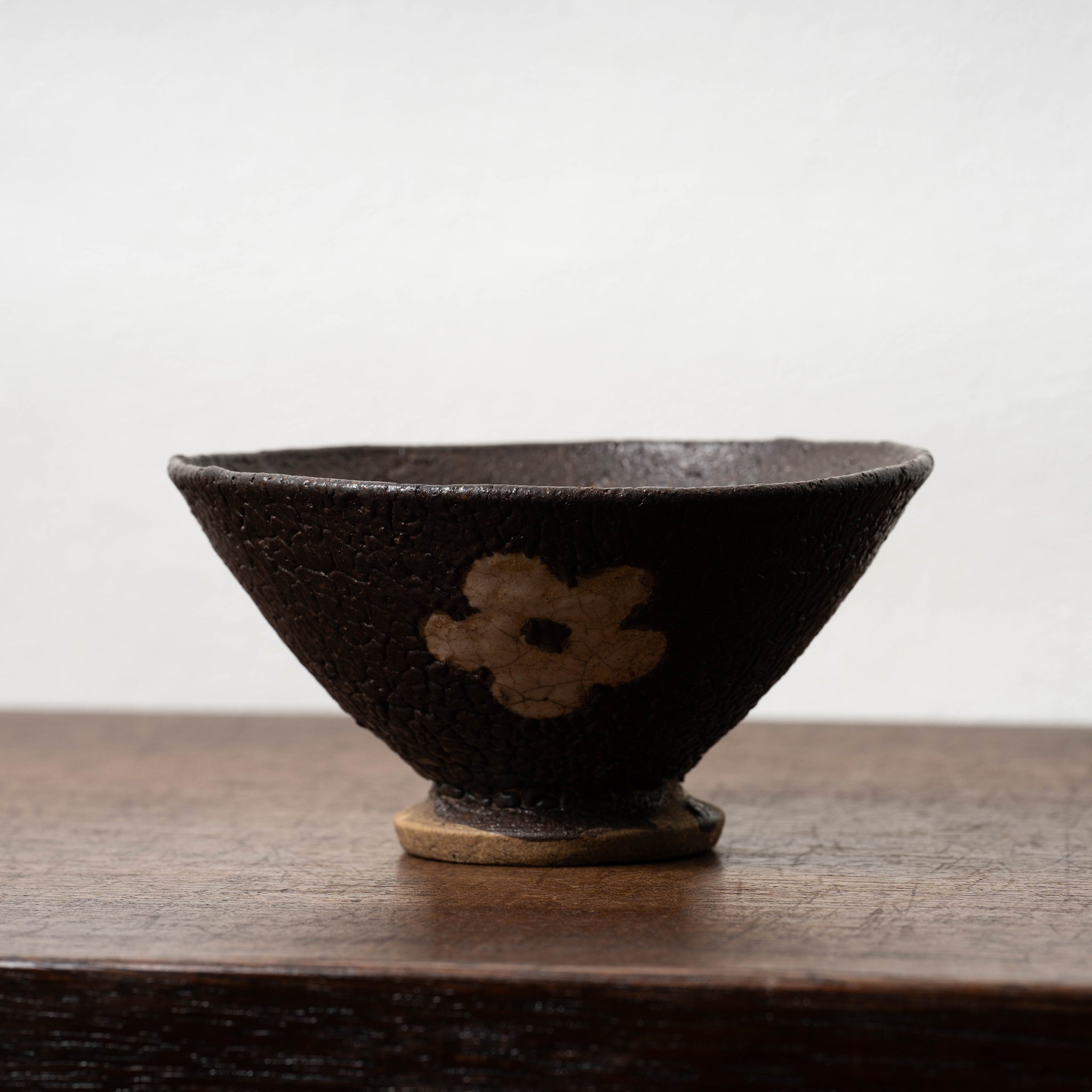黒織部呉器形花文茶碗（蛇褐釉） – 燦禾 SANKA