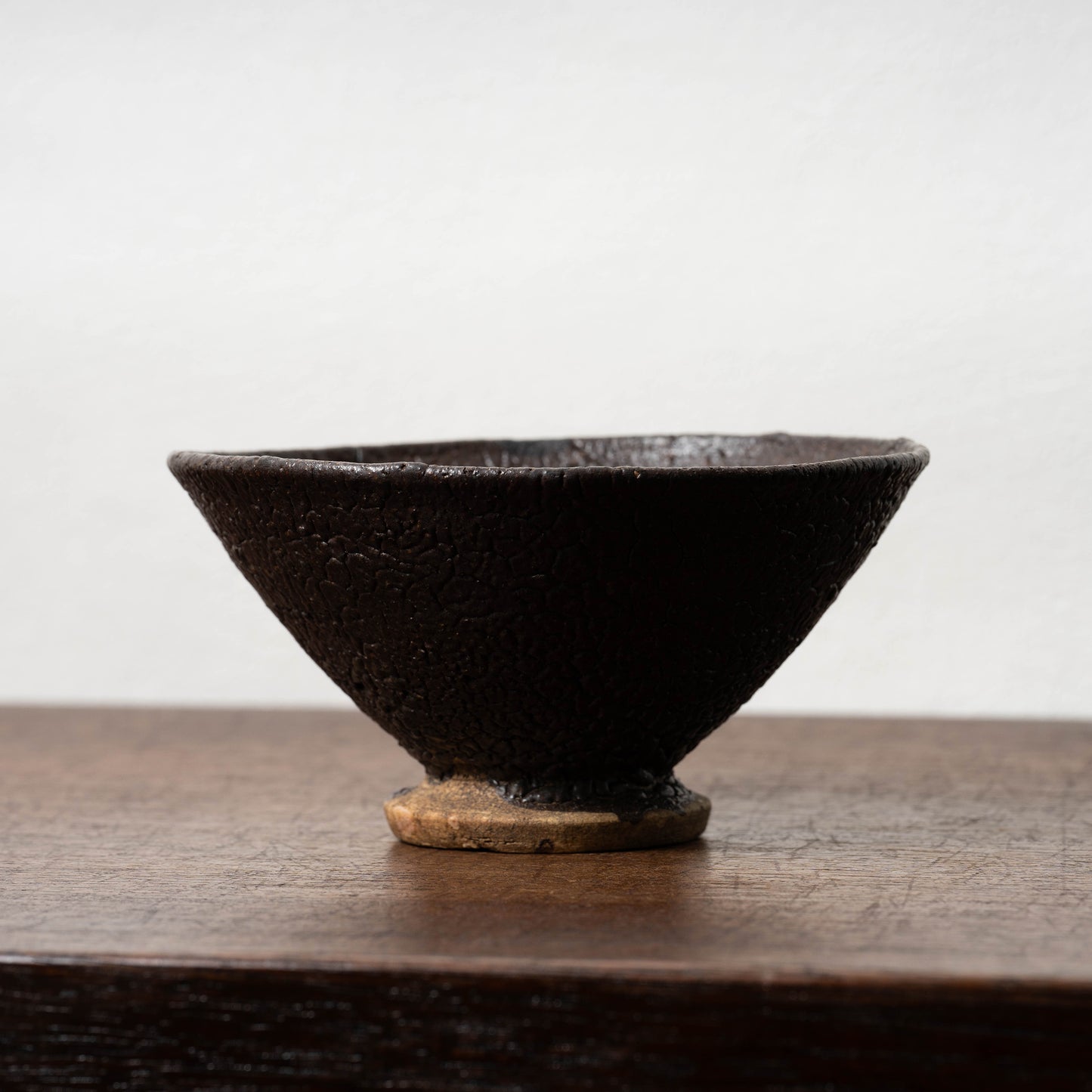 黒織部呉器形花文茶碗（蛇褐釉）