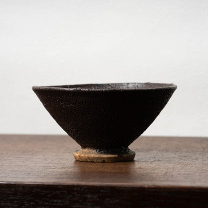 黒織部呉器形花文茶碗（蛇褐釉）
