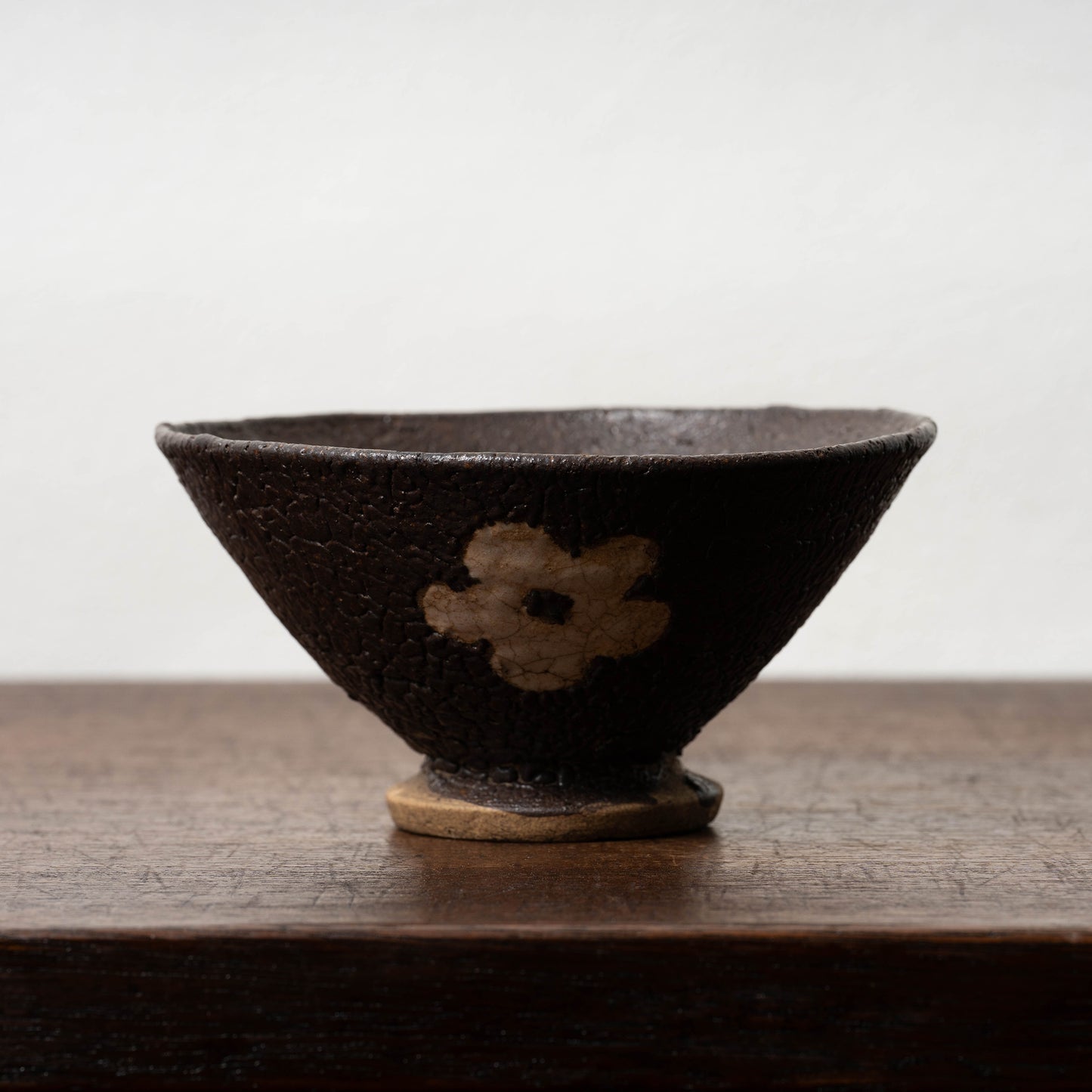 黒織部呉器形花文茶碗（蛇褐釉）