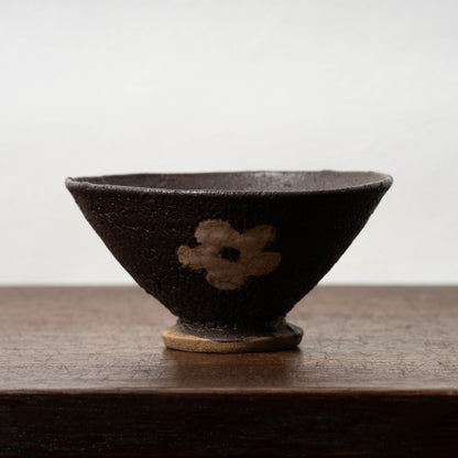 黒織部呉器形花文茶碗（蛇褐釉）