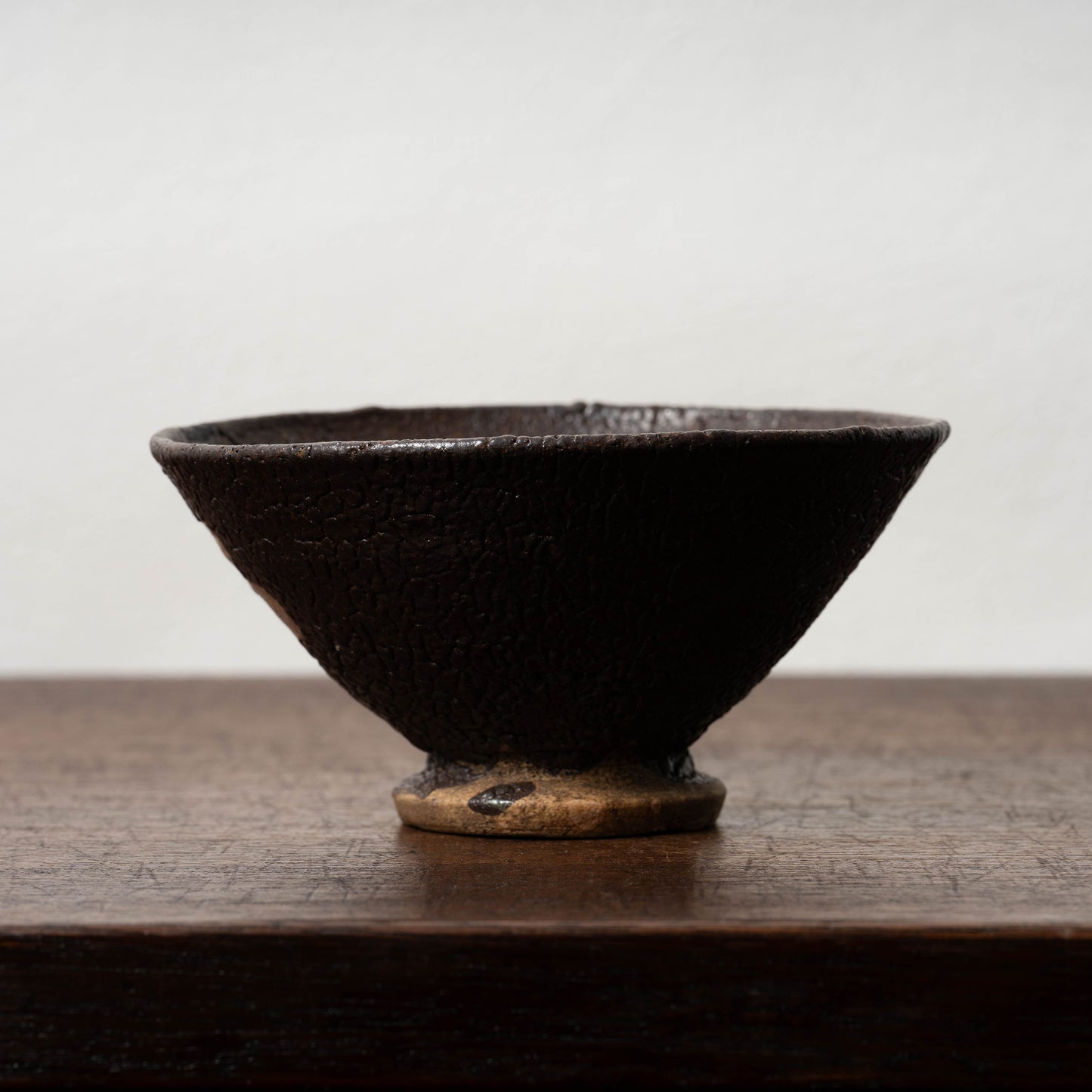 黒織部呉器形花文茶碗（蛇褐釉）