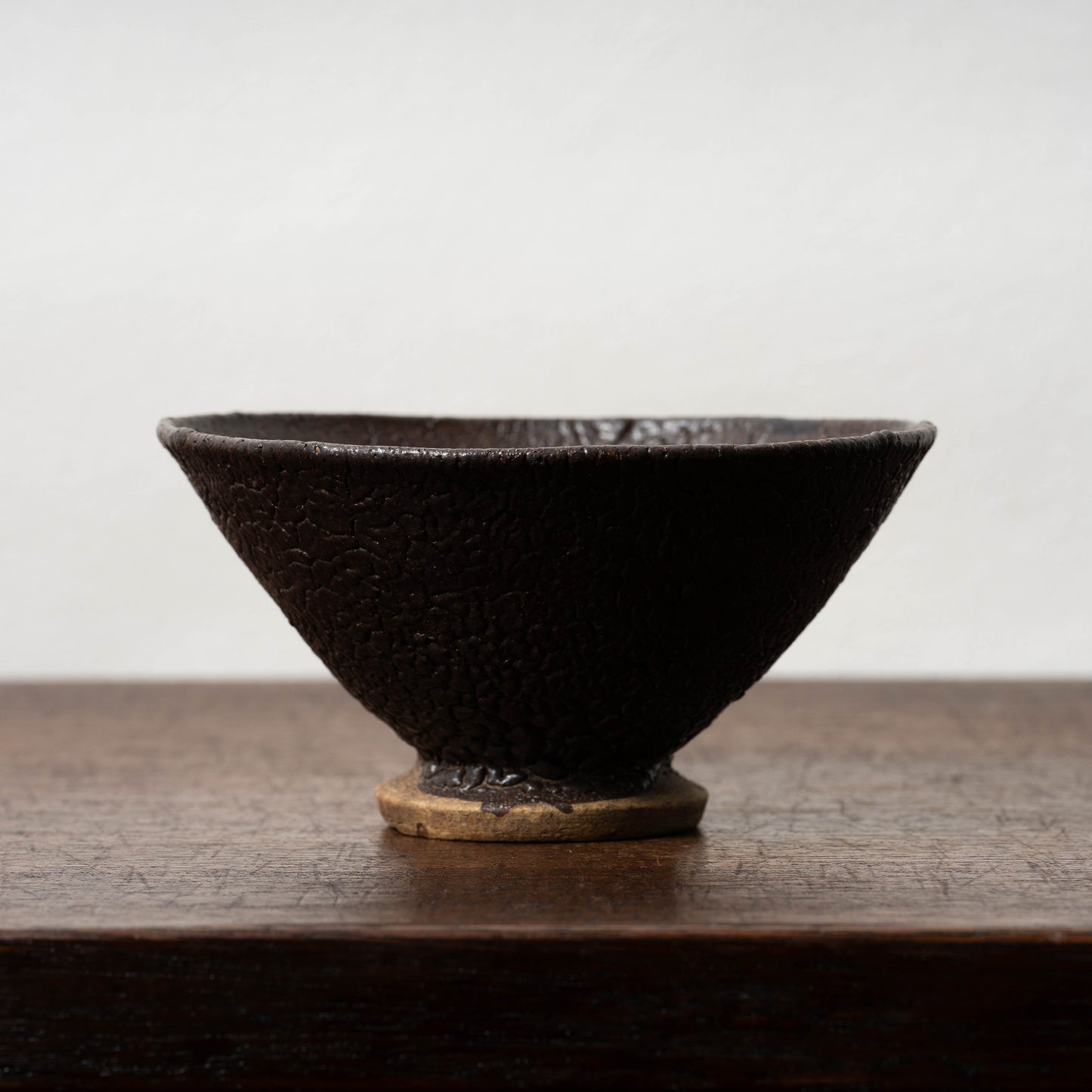 黒織部呉器形花文茶碗（蛇褐釉）