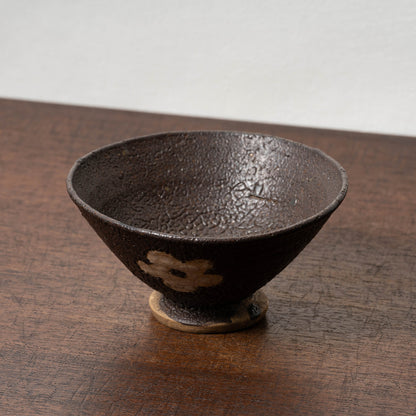 黒織部呉器形花文茶碗（蛇褐釉）