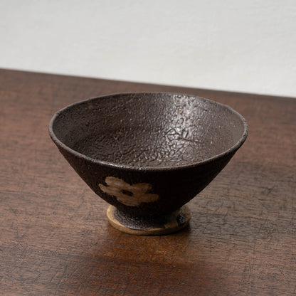 黒織部呉器形花文茶碗（蛇褐釉）