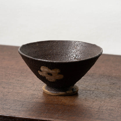 黒織部呉器形花文茶碗（蛇褐釉）