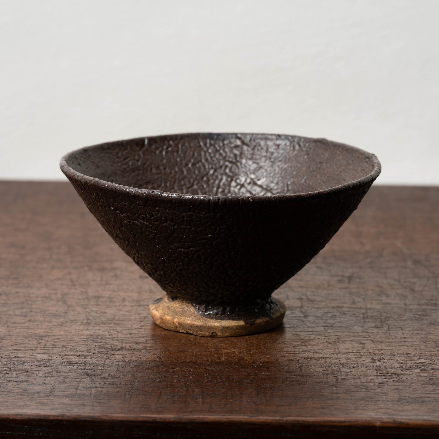 黒織部呉器形花文茶碗（蛇褐釉）