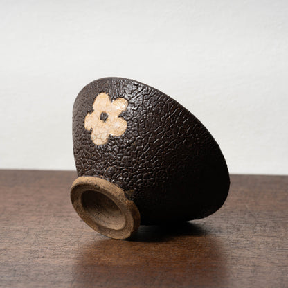 黒織部呉器形花文茶碗（蛇褐釉）